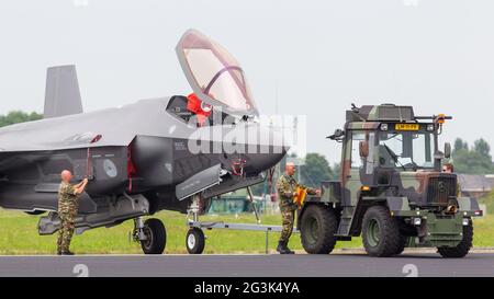LEEUWARDEN, Paesi Bassi - 11 giugno 2016: F35 Joint Strike Fighter è trainato all'hangar dopo una dimostrazione di volo al Dutc Foto Stock