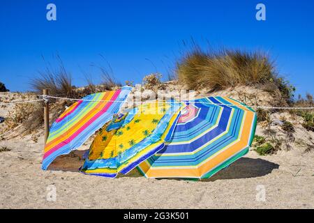 Sondenschirme am Strand von Elafonissi auf der griechischen Insel Kreta, Griechenland Foto Stock