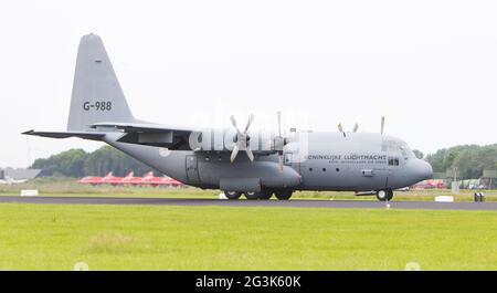 LEEUWARDEN, Paesi Bassi - 10 giugno 2016: Olandese Air Force Lockheed C-130H-30 Hercules (L-382) [G-273] durante una dimostrazione Foto Stock