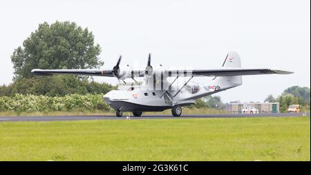 LEEUWARDEN, Paesi Bassi - 10 giugno: Consolidamento costruttiva PBY Catalina nella marina olandese colori battenti presso il Royal Netherlands Air Force giorni Foto Stock