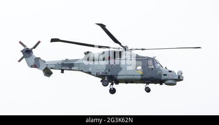LEEUWARDEN, Paesi Bassi - 11 giugno 2016: Royal Navy (Gatti Neri Team Display) Agusta Westland AW-159 Wildcat HMA2 esecuzione Foto Stock