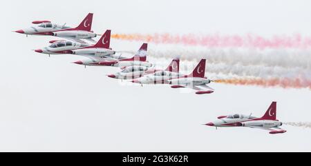 LEEUWARDEN, Paesi Bassi - 10 giugno 2016: Turkish Air Force dimostrazione del team stelle turco presso il Royal Netherlands aria per Foto Stock