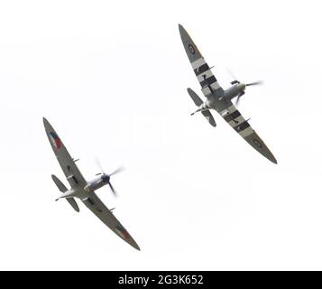 LEEUWARDEN, Paesi Bassi - 10 giugno 2016: Vintage Spitfire aerei da combattimento rendendo un basso flypast per il pubblico presso il Royal ne Foto Stock