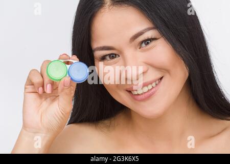 Donna con contenitore per lenti a contatto Foto Stock