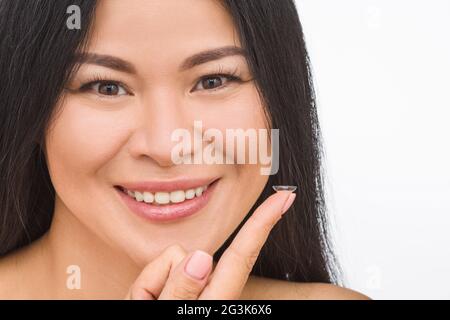 Donna con le lenti a contatto Foto Stock