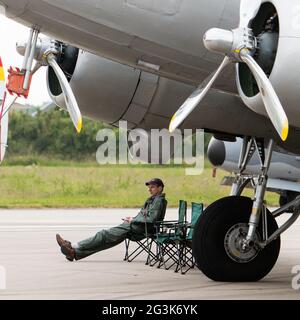 LEEUWARDEN, Paesi Bassi - 11 giugno 2016: pilota seduto sotto un vecchio aereo durante i giorni di apertura del dutch air force a Foto Stock