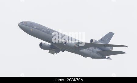 LEEUWARDEN, PAESI BASSI, 11 giugno 2016: Royal Dutch Air Force McDonnell Douglas-10-30KDC CF durante una dimostrazione presso l'RO Foto Stock