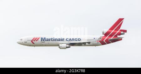 LEEUWARDEN, Paesi Bassi - 11 giugno 2016: PH-MCU Martinair Holland McDonnell Douglas MD-11 durante una dimostrazione presso la Roya Foto Stock