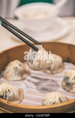 Ristorante cinese mangiare gnocchi xiao Long bao zuppa al vapore gnocchi viaggio in asia. Stile di vita di Shanghai City Travel. Foto Stock