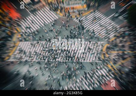 La città di Tokyo, Shibuya Crossing, folla di persone impegnate a camminare sulla strada Crosswalk vista aerea dall'alto del più trafficato crosswalk del mondo, famoso Foto Stock