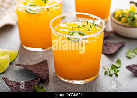 Ananas e mango margarita con patatine e guacamole Foto Stock