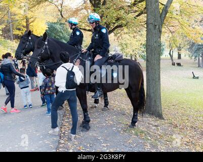 Montreal ha montato ufficiali di polizia sul Monte Royal, Montreal Canada Foto Stock