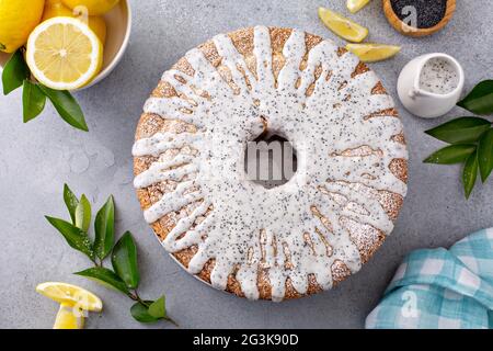 Torta al limone di semi di papavero con glassa di zucchero in polvere Foto Stock