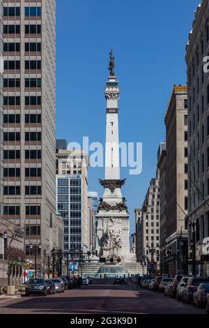 Il monumento ai soldati e ai marinai si erge alto nel centro di Indianapolis, Indiana, USA. Foto Stock