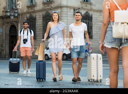 coppia con valigie che camminano in città Foto Stock