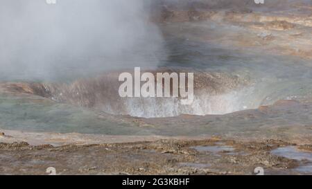 Il famoso geyser Strokkur - Islanda - primo piano Foto Stock