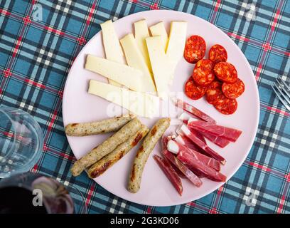 Salumi da salsicce, salumi e formaggi Foto Stock