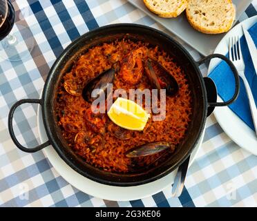 Paella di pesce con cozze, calamari e gamberi Foto Stock