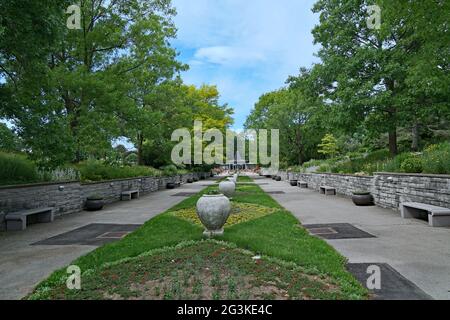 Percorso alberato che conduce al giardino di rose presso i Royal Botanical Gardens di Hamilton, Ontario, Canada Foto Stock