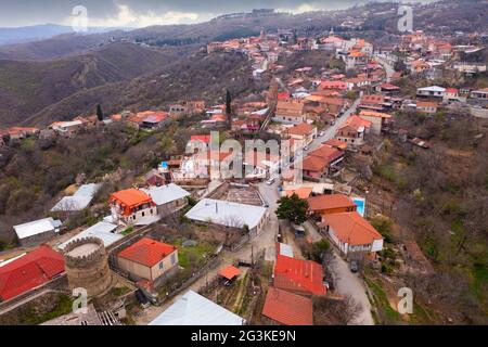Vista aerea della città georgiana di Sighnaghi su ripida collina in primavera Foto Stock
