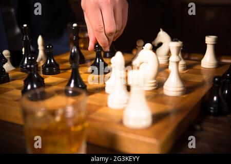 Ricchi uomini d'affari giocando a scacchi Foto Stock