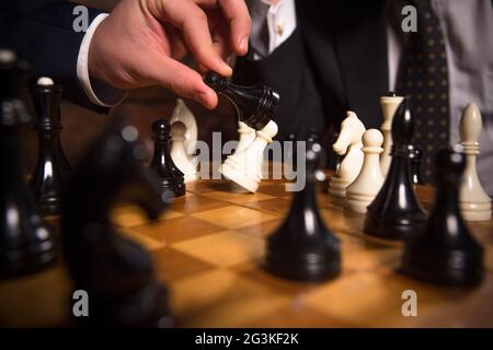 Ricchi uomini d'affari giocando a scacchi Foto Stock