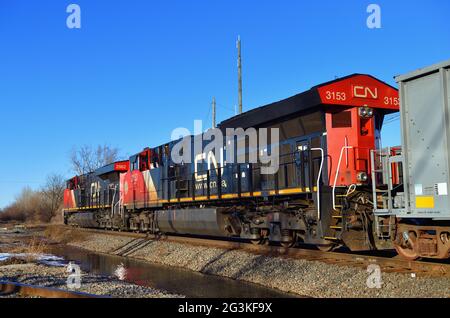 Bartlett, Illinois, Stati Uniti. Due locomotive canadesi della National Railway che agiscono come unità di potenza distribuita (DPU) del retrotreno, contribuendo a spostare un treno merci. Foto Stock