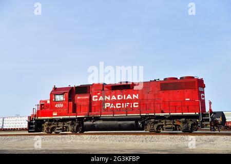 Franklin Park, Illinois, Stati Uniti. Una rete di locomotive canadesi Pacific Railway controllate a distanza che lavorano nel cantiere ferroviario di Bensenville. Foto Stock