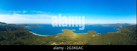 Vista dall'alto, splendida vista aerea di una costa verde con alcune spiagge bagnate da un mare turchese. Liscia Ruja, Costa Smeralda, Sardegna, Italia. Foto Stock