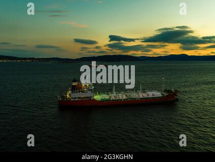 Foto panorama con alba sul mare. Linea costiera vicino al GPL Kaarsto in Norvegia con vettori di gas in ancoraggio. Riprese con droni, luce naturale. Foto Stock