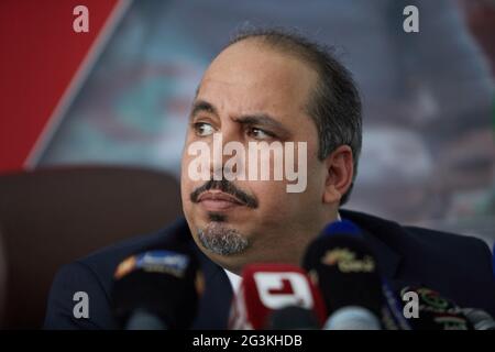 Abou el-Fadhl Baadji, Segretario Generale del fronte Nazionale di Liberazione (FLN), tiene una conferenza stampa presso la sede del partito nella capitale Algeri il 16 giugno 2021. Il fronte nazionale di liberazione algerino (FLN), da lungo tempo dominante, ha vinto le elezioni parlamentari del fine settimana, ma con un numero significativamente ridotto di seggi e con la più bassa affluenza del paese al 23 per cento, ha detto il consiglio elettorale il 15 giugno. Foto di Ammi Louiza/ABACAPRESS.COM Foto Stock
