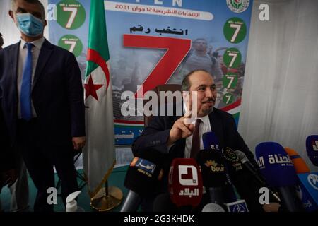 Abou el-Fadhl Baadji, Segretario Generale del fronte Nazionale di Liberazione (FLN), tiene una conferenza stampa presso la sede del partito nella capitale Algeri il 16 giugno 2021. Il fronte nazionale di liberazione algerino (FLN), da lungo tempo dominante, ha vinto le elezioni parlamentari del fine settimana, ma con un numero significativamente ridotto di seggi e con la più bassa affluenza del paese al 23 per cento, ha detto il consiglio elettorale il 15 giugno. Foto di Ammi Louiza/ABACAPRESS.COM Foto Stock