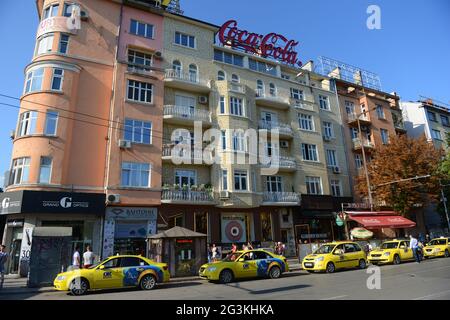 Taxi in attesa ad una stazione di taxi nel centro di Sofia, Bulgaria. Foto Stock