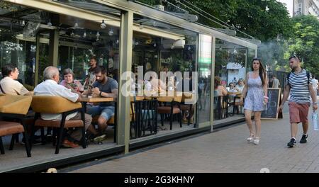 Vitosha Boulevard è una vivace strada pedonale con molti ristoranti, caffè e negozi. Sofia, Bulgaria. Foto Stock