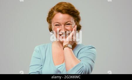 Metà di età attrice mostrare le emozioni di affetto. Foto Stock