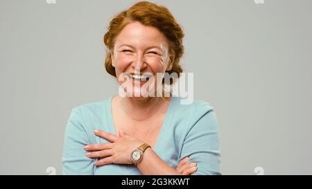 Metà di età attrice mostrare le emozioni di felicità Foto Stock