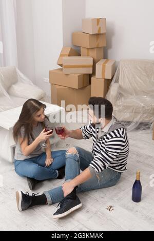 L uomo e la donna sono lieto di celebrare il trasferimento al nuovo appartamento affittato. Foto Stock