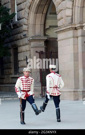 Cambio della guardia al di fuori del palazzo della Presidenza, Sofia, Bulgaria. Foto Stock