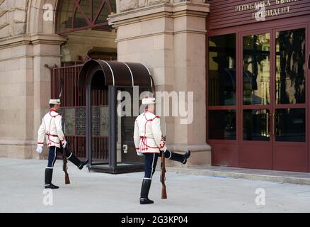 Cambio della guardia al di fuori del palazzo della Presidenza, Sofia, Bulgaria. Foto Stock