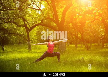 Donna pratica lo yoga, facendo Virabhadrasana 2 posa. Foto Stock