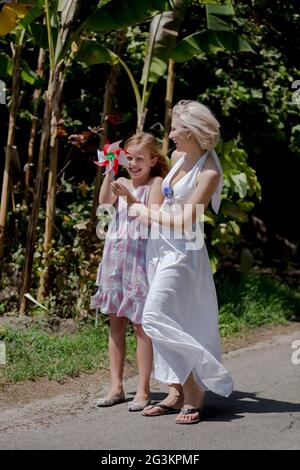 La famiglia felice, bellissimo Mamma e figlia a piedi, giocare nel parco. Foto Stock