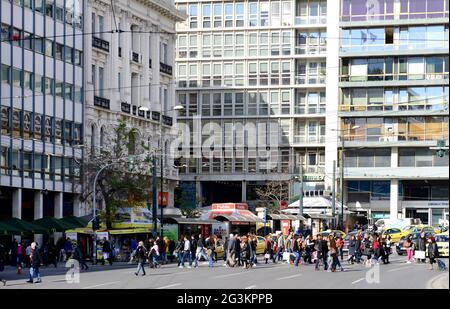 Greci che attraversano la strada principale vicino alla piazza Syntagma ad Atene, Grecia. Foto Stock