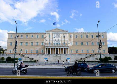 L'edificio del vecchio Palazzo reale che ospita il parlamento greco ad Atene, in Grecia. Foto Stock