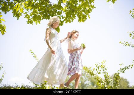 Vista laterale della madre e figlia a piedi nella natura. Foto Stock