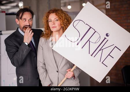 Imprenditrice azienda grande poster con la parola sciopero. Foto Stock