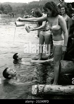 Tempo libero, gita in zattera sull'Isar, Juli 1964, DIRITTI-AGGIUNTIVI-AUTORIZZAZIONE-INFORMAZIONI-NON-DISPONIBILI Foto Stock