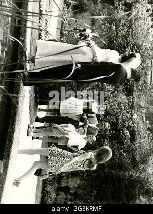 Persone, matrimoni, coppie di nozze in posa in un parco, sposo sposa guardando un'altra donna, circa 1970, DIRITTI-AGGIUNTIVI-AUTORIZZAZIONE-INFO-NON-DISPONIBILE Foto Stock