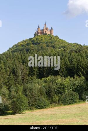 Veduta aerea del famoso Castello di Hohenzollern, sede ancestrale della Casa imperiale di Hohenzollern e una delle più visitate d'Europa Foto Stock