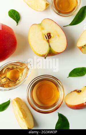 Aceto di mele fatto in casa e ingredienti su sfondo bianco Foto Stock