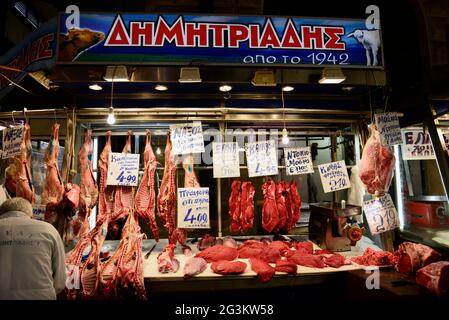 Una macelleria presso il vivace mercato centrale di Atene, Grecia. Foto Stock